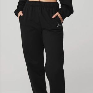 Alo Yoga Accolade Sweatpant in Black